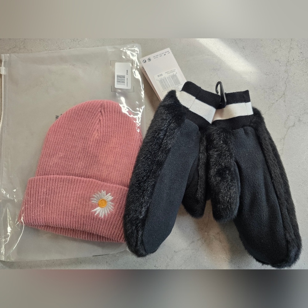 NIKE- Women xs/sm Furry Mittens and Pink Beanie with Daisy Bundle NWT - Picture 2 of 4